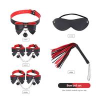 Ensemble de 5 accessoires SM : Collier papillon, cloche d'entraînement pour esclave féminine, menottes, fouet macaron, produits SM pour jeux de rôle