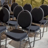 Chaises de luxe pour hôtels commerciaux, structure en fer argenté, design moderne, hauteur réglable, pour chambre, salon, salle à manger, et événements.