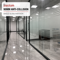 Cloison vitrée simple à fixation latérale en acier renforcé de 90 mm, design panoramique épais anti-collision pour bureau ouvert