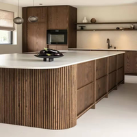 Meuble de cuisine modulaire haut de gamme moderne avec évier, panneau de porte multifonctionnel en placage de bois, design en marbre, construction en MDF pour