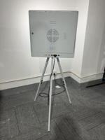Photomaton miroir magique de 21,5 pouces avec support triangulaire, tête de caméra rectangulaire, écran tactile en métal, hauteur réglable.