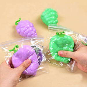 Jouet anti-stress en TPR souple de 10 cm en forme de raisin pour enfants et adultes – Nouveau souvenir créatif et attrayant pour une ambiance détendue - Product Image 1