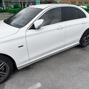 สเกิร์ตข้างและฝาครอบบันไดข้าง Amp-Z สำหรับ Mercedes-Benz E-Class W213 2016-2023 ระยะฐานล้อมาตรฐาน รุ่น AMG Line สีดำเปียโนคาร์บอน - Product Image 1