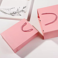 Sacs cadeaux roses unis de luxe durables en gros avec poignée, lamination et impression personnalisée pour l'emballage de bougies et d'artisanat