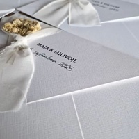 Luxuriöses Handgefertigtes Hochzeitseinladungs-Set mit Konservierten Trockenblumen, Wachssiegel, Seidenschleife und Weißem Leinen-Strukturpapier