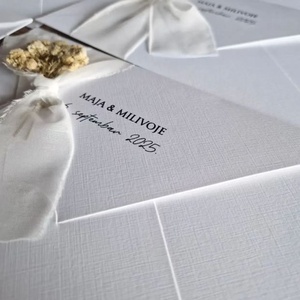 Set di Inviti Matrimoniali di Lusso Fatti a Mano con Fiori Secchi Preservati, Sigillo in Cera, Fiocco in Seta, Inviti in Carta Artistica Testurizzata Bianca - Product Image 5