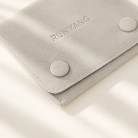 Pochette à bijoux contemporaine en microfibre grise avec logo personnalisé, double fermeture à pression et rabat pliable pour bagues, boucles d'oreilles et emballage cadeau