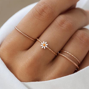 <span class=keywords><strong>Anello</strong></span> sottile con motivo in pizzo alla moda PVD placcato oro 18k in acciaio inossidabile sottile a goccia margherita <span class=keywords><strong>anello</strong></span> in rilievo donna - Product Image 1