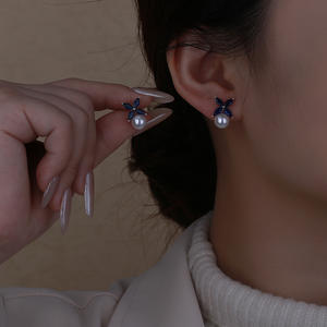 Nieuwe Franse Bloem Klaver Parel Zilveren Dames Oorknopjes Niche Design Hoogwaardig Licht Luxe Micro-ingelegde Zirkoon Oorbellen Sieraden - Product Image 4