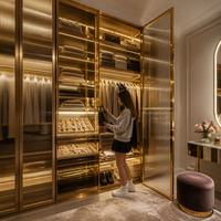 Dressing enfant luxueux en verre cannelé couleur or champagne avec éclairage linéaire à capteur pour chambre de penthouse moderne