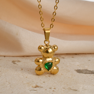 Collier pendentif en forme d'ours en peluche avec cœur vert, charme en pierre précieuse, luxe, personnalisable, en acier inoxydable 316L plaqué or 18 carats, chaîne fine en O - Product Image 1
