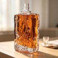 Bouteille en verre transparente personnalisée pour boissons, texture martelée, base épaisse, col fileté, pour spiritueux – Vente en gros