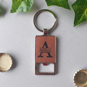 فتاحة زجاجات معدنية محفورة بالليزر من الجلد الصناعي بالجملة، فتاحة زجاجات مخصصة بشعار شخصي قابلة للنقش بالليزر مع سلسلة مفاتيح - Product Image 4