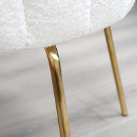 Chaise de salle à manger commerciale moderne et durable pour intérieur, avec structure en acier inoxydable et revêtement blanc, idéale pour restaurant et événements.