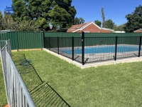 Valla de piscina plana de 2 rieles de aluminio personalizada con puerta única de cierre automático
