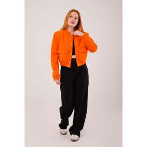 Chaqueta Bomber Naranja para Mujer con Botones Dorados, Suministro al por Mayor - Product Image 2