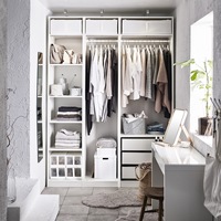 Armoire en bois massif moderne de luxe à porte ouverte du sol au plafond, à grande capacité, à cloisons multifonctions, technologie fine