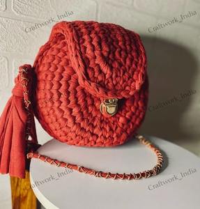 Sac à main en macramé tressé au crochet, motif coquillage, fait main, style bohème, excellente qualité, idéal pour un usage quotidien, disponible à la vente - Product Image 3