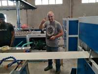 Ligne de production composite de bois et plastique, profilé de fenêtre en PVC, ligne d'extrusion de profilé en plastique, stratification de porte en PVC