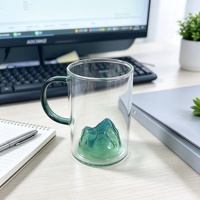Tasse à café en verre borosilicate soufflé à la main avec base montagne verte et anse verte, idéale pour le thé et le lait, vente en gros