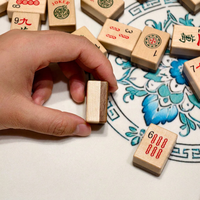 Jeu de Mahjong américain classique, tuiles en bois bicolores, faces peintes avec des jokers, des fleurs et des ventes.