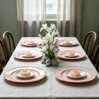 Assiette de présentation rose gaufrée à bord doré en plastique, 13 pouces, faite à la main pour mariages et réceptions élégantes en plein air