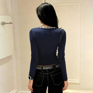 Camiseta Y2K con Lazo de Encaje Dulce y Bloques de Color - Corte Ajustado, Cuello en V, Prenda Básica para Combinar - Product Image 6