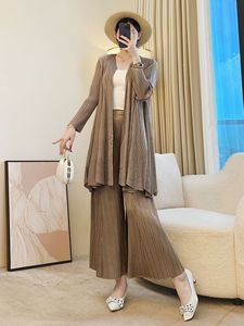 Miyake plissé 2025 nouveau automne <span class=keywords><strong>grande</strong></span> <span class=keywords><strong>taille</strong></span> Long <span class=keywords><strong>manteau</strong></span> décontracté Design Niche élégant haut de gamme <span class=keywords><strong>manteau</strong></span> pour les femmes - Product Image 3