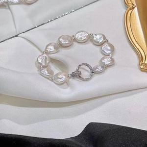 Bracelet en perles d'eau douce naturelles, style vintage, luxe léger, bouton, bijoux baroques, comme accessoire - Product Image 1