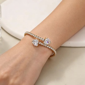 Brazalete Abierto de Acero Inoxidable Impermeable con Corazón de Cristal y Perlas de Imitación, Elástico y Flexible, Tipo Tenis, para Mujer - Product Image 3