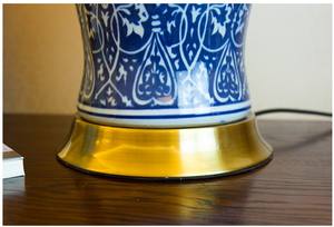 Lampe de table en céramique de grande taille, blanche et bleue, pour bureau d'étude - Product Image 6