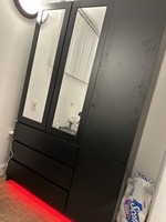 Armoire moderne en bois noir à 3 portes avec portes coulissantes, tiroirs, miroir, tringle à vêtements et éclairage LED RGB pour chambre à coucher