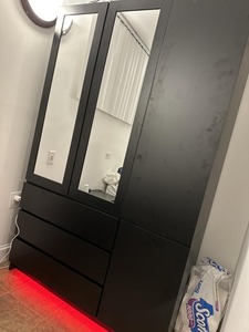 Armoire moderne en bois noir à 3 portes avec portes coulissantes, tiroirs, miroir, <span class=keywords><strong>tringle</strong></span> à vêtements et éclairage LED RGB pour chambre à coucher - Product Image 6