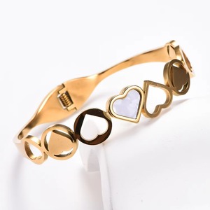 Bracelet manchette ouverte en acier inoxydable plaqué or 18 carats avec breloque cœur creux de 0,3 mm pour femme, bijou décontracté/sportif pour soirée - Product Image 3