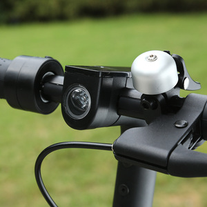 Trottinette électrique pliable 10 pouces, batterie au lithium, moteur sans balais, pour adultes, idéale pour les trajets urbains - Product Image 2