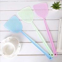 Raquette à mouches en plastique, tue-mouches manuel à long manche, raquette à mouches en maille durable pour la lutte contre les insectes et les nuisibles à la maison, en intérieur et en extérieur