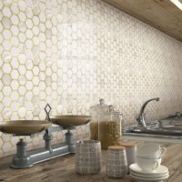 Mosaïque hexagonale en marbre blanc avec incrustation en laiton, mosaïque en parquet en acier inoxydable brossé doré pour mur intérieur