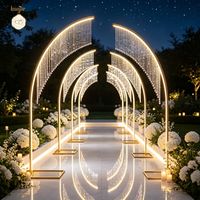 Arche de mariage en métal noir délicat avec rideau de cristaux et éclairage LED pour fêtes, célébrations et décorations de Quinceañera, événements intérieurs