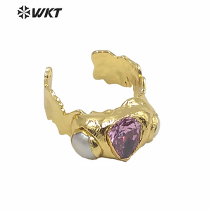خاتم كوكتيل WT-MPR011 WKT حصري أنيق من اللؤلؤ الطبيعي وحجر الزركونيا المكعب، خاتم نسائي عصري مطلي بالذهب بحجر الحمم البركانية غير المنتظم - Product Image 1
