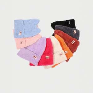 Bonnet tricoté pour femme avec oreilles de chat mignonnes pour l'automne/hiver, chaud, extensible, en acrylique, idéal pour les voyages et les activités de plein air - Product Image 3