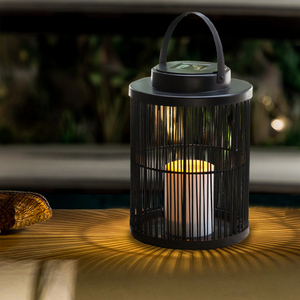 2023 fabbrica all'ingrosso tessitura a mano stile nordico moderno piccolo nero impermeabile plastica Rattan solare alimentato lanterna di candela all'aperto - Product Image 1