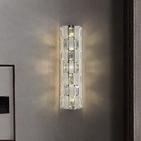Applique murale LED moderne de luxe léger en cristal avec cadre en acier inoxydable pour chambre à coucher, chevet et mur de fond