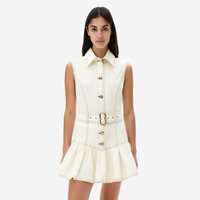 Nouvelle Robe Mini Femme en Jean Blanc Cassé à Col Pointu, Boutonnée, avec Surpiqûres Contrastantes, Ceinture et Volants, Style Skater, Personnalisable, Vente en Gros