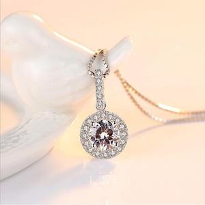 Collana con Ciondolo a Disco Rotondo per Donne, Design Circolare Semplice, Collana da Indossare Quotidianamente - Product Image 1