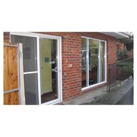 Fenêtre coulissante moderne en PVC avec moustiquaire intégrée pour projet de rénovation : solution économique et apparence élégante