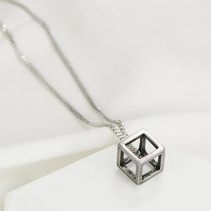 Collar con Colgante de Cubo Geométrico Hueco de Acero Inoxidable de 13 mm, Joyería de Moda para Uso Diario - Product Image 3