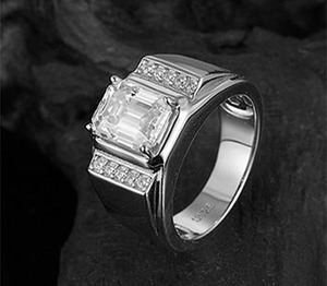 Anillo de cóctel de moissanita en oro amarillo con corte esmeralda, engaste de bisel y diamantes laterales en canal, diseño geométrico de lujo para mujer - Product Image 4