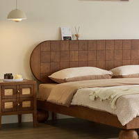 Lit en bois de frêne naturel style Mid-Century avec tête de lit cintrée, pieds sculptés en grille, style rétro moderne, mobilier de chambre en gros, tailles Queen et King