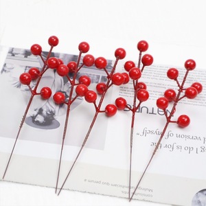 Branche de baies rouges artificielles Fukutoku à 7 branches pour la décoration de Noël - Product Image 3