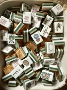 Set di Tessere Mahjong Americano Personalizzato di Lusso, 4 Strati in Acrilico Inciso, Perlescente Rosa, 160-166 Pezzi, Mini Formato da Viaggio - Product Image 6